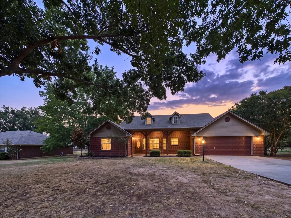 616 W Walcott Street Pilot Point, TX 76258