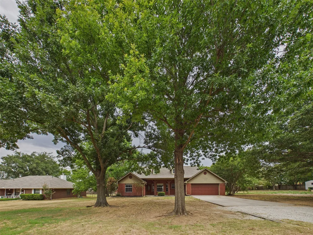 616 W Walcott Street Pilot Point, TX 76258