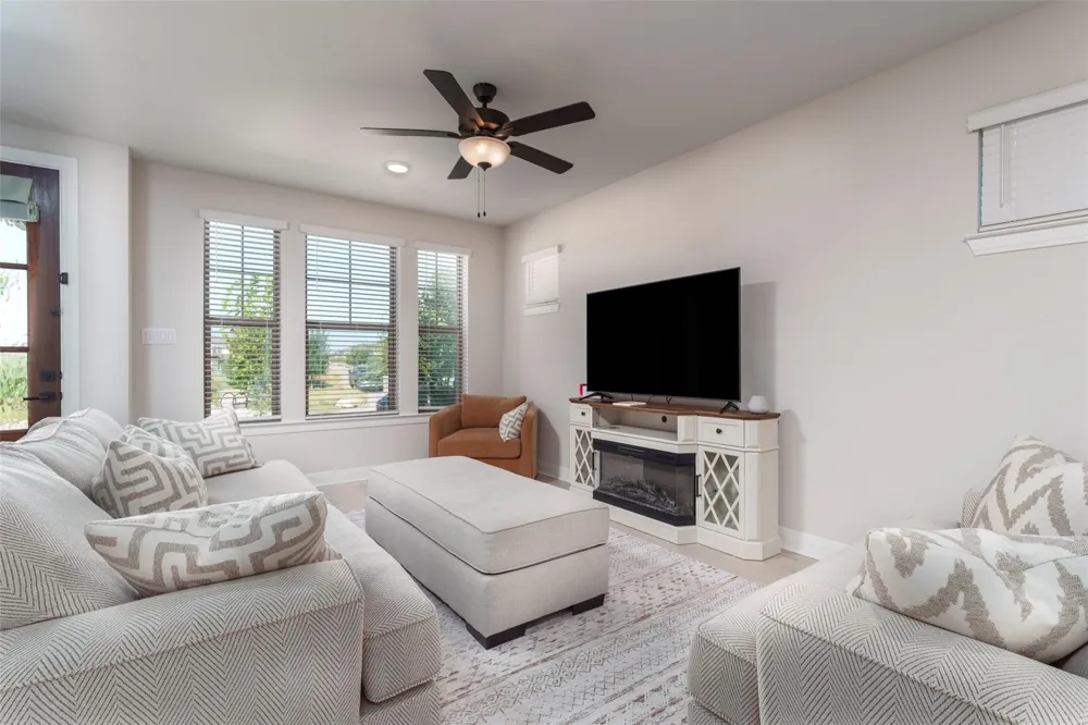 905 Carnation Drive Crowley, TX 76036