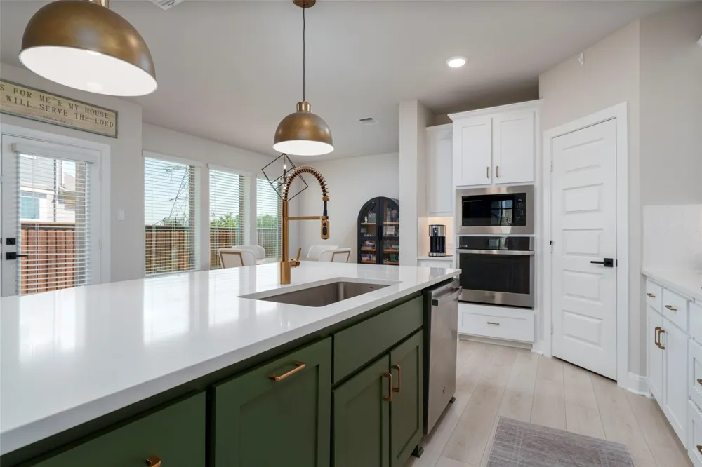 905 Carnation Drive Crowley, TX 76036