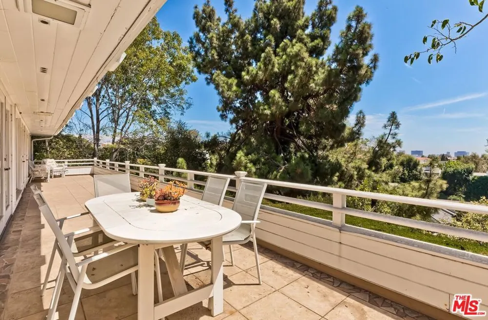 131 Ashdale Avenue Los Angeles, CA 90049