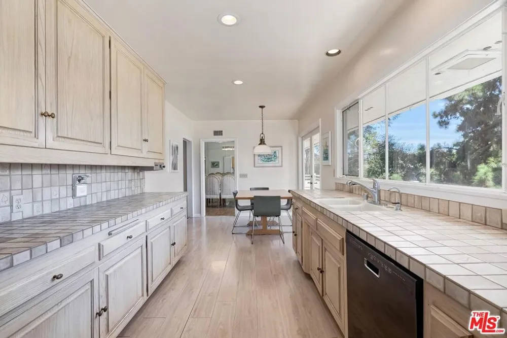 131 Ashdale Avenue Los Angeles, CA 90049