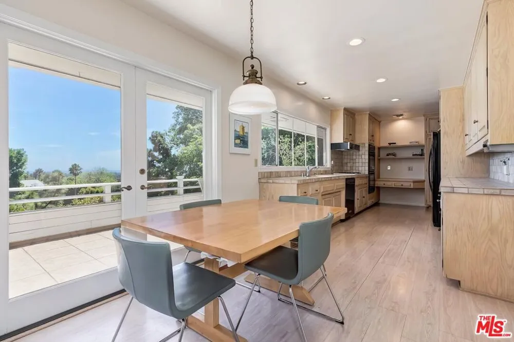 131 Ashdale Avenue Los Angeles, CA 90049