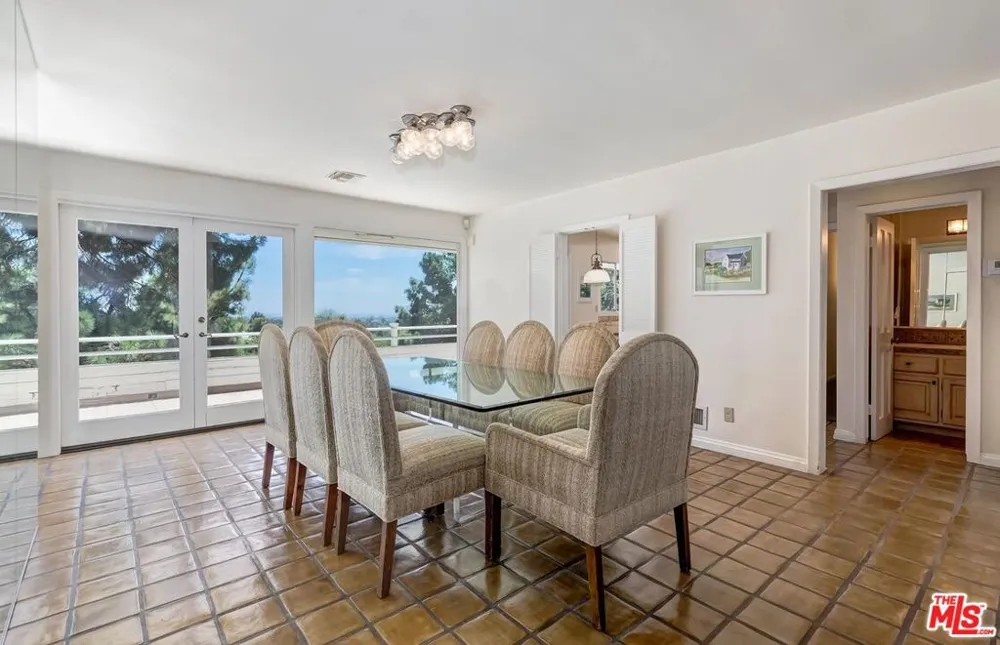 131 Ashdale Avenue Los Angeles, CA 90049