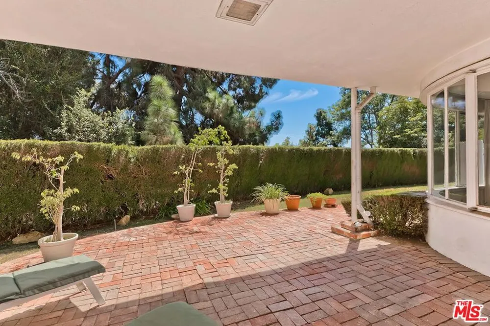 131 Ashdale Avenue Los Angeles, CA 90049