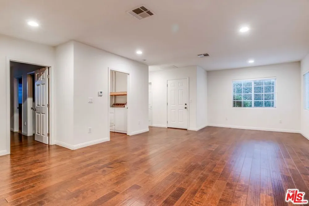 4848 Oakwood Avenue Los Angeles, CA 90004