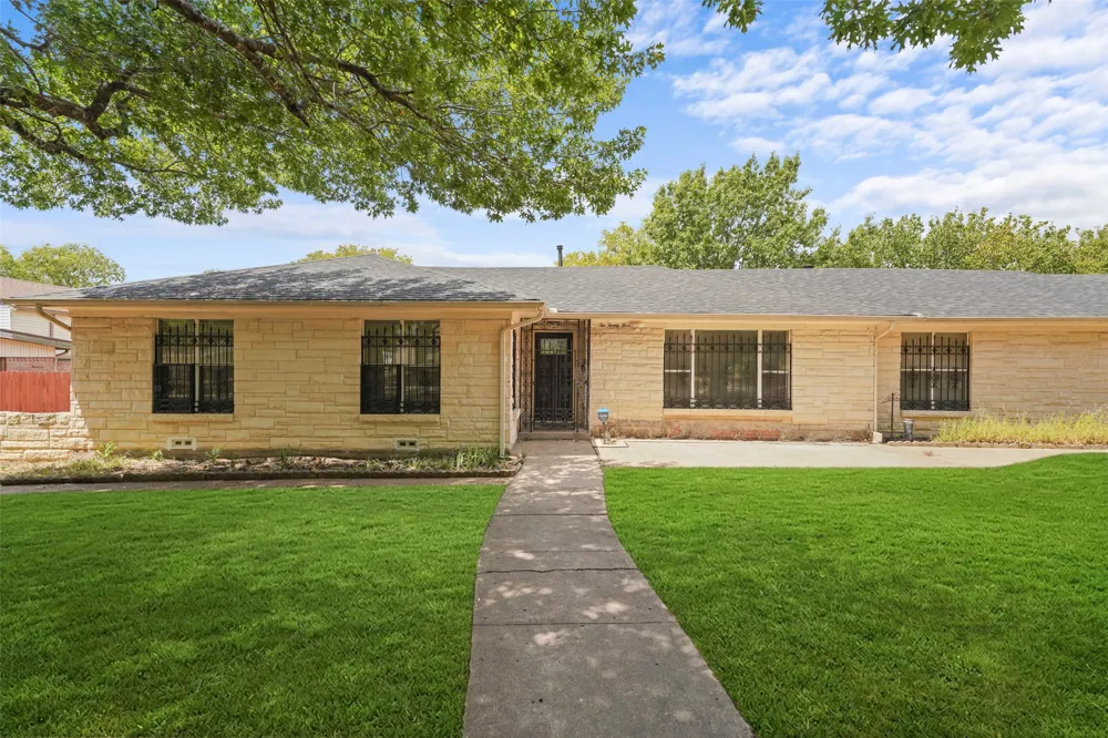 223 Crest Street Lancaster, TX 75146