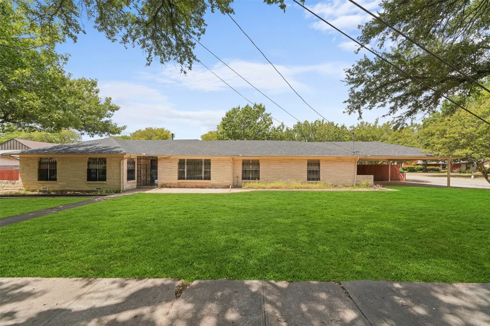 223 Crest Street Lancaster, TX 75146
