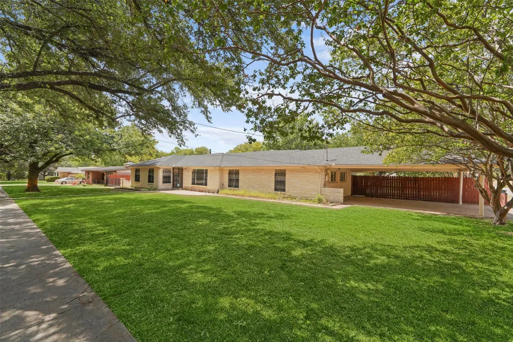223 Crest Street Lancaster, TX 75146