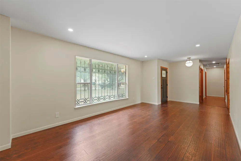 223 Crest Street Lancaster, TX 75146