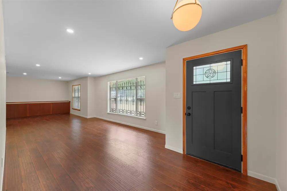 223 Crest Street Lancaster, TX 75146