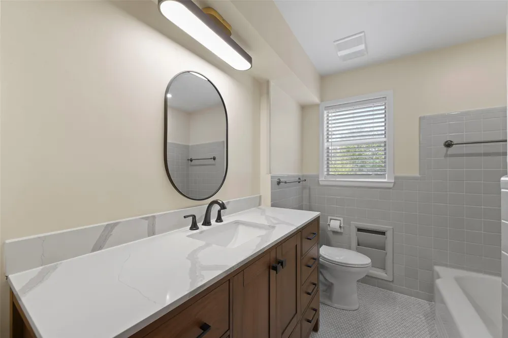 223 Crest Street Lancaster, TX 75146