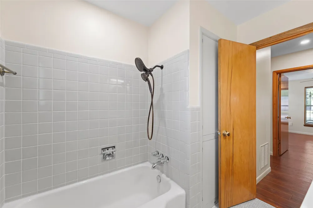 223 Crest Street Lancaster, TX 75146