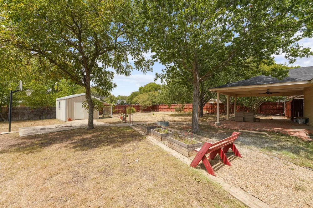 223 Crest Street Lancaster, TX 75146