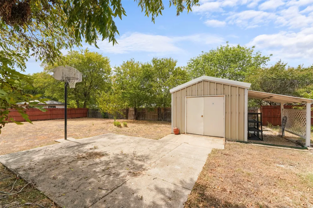 223 Crest Street Lancaster, TX 75146
