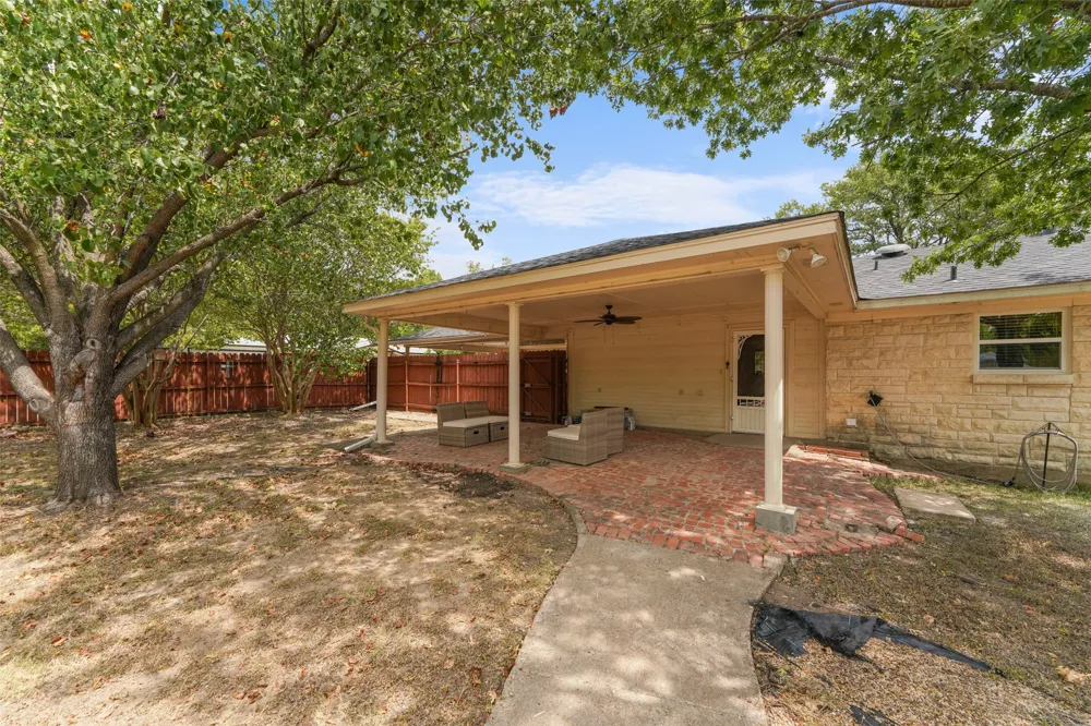 223 Crest Street Lancaster, TX 75146