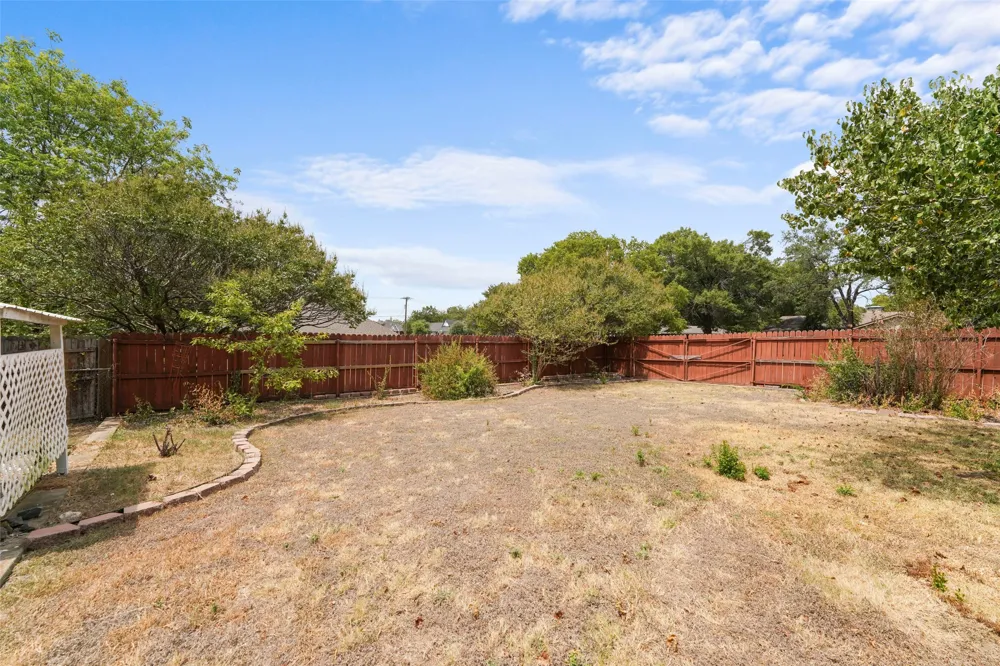 223 Crest Street Lancaster, TX 75146