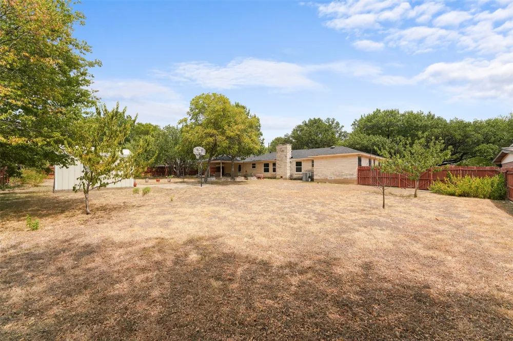 223 Crest Street Lancaster, TX 75146