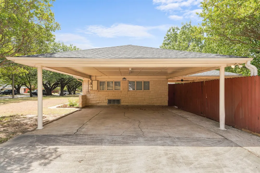 223 Crest Street Lancaster, TX 75146
