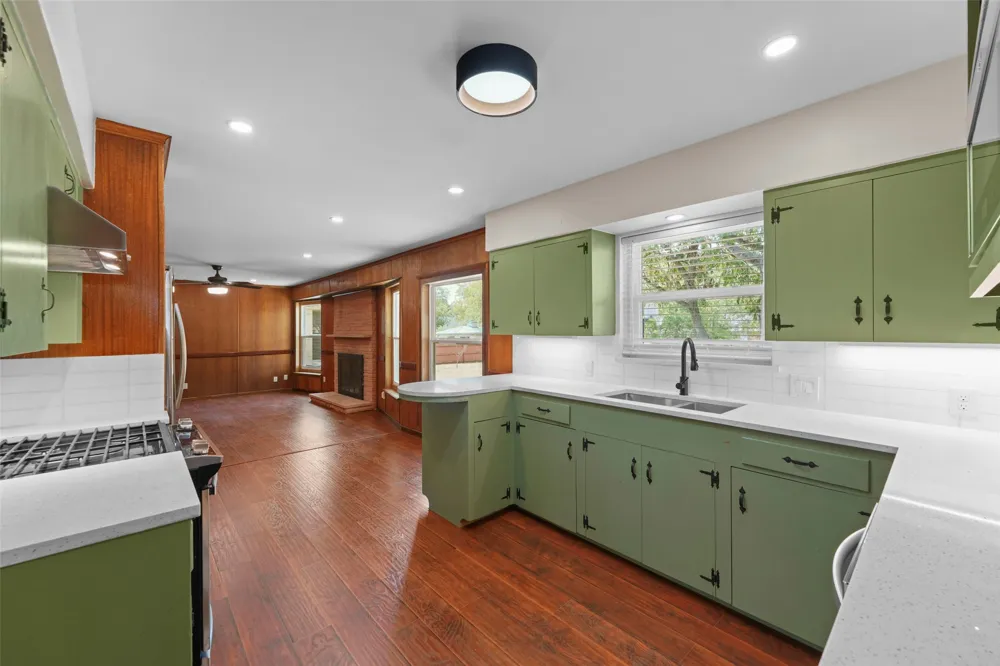 223 Crest Street Lancaster, TX 75146