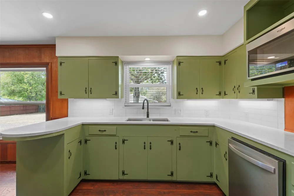 223 Crest Street Lancaster, TX 75146