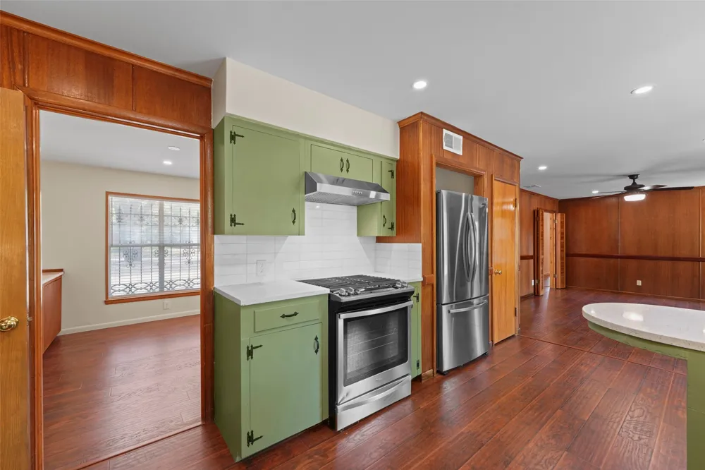 223 Crest Street Lancaster, TX 75146