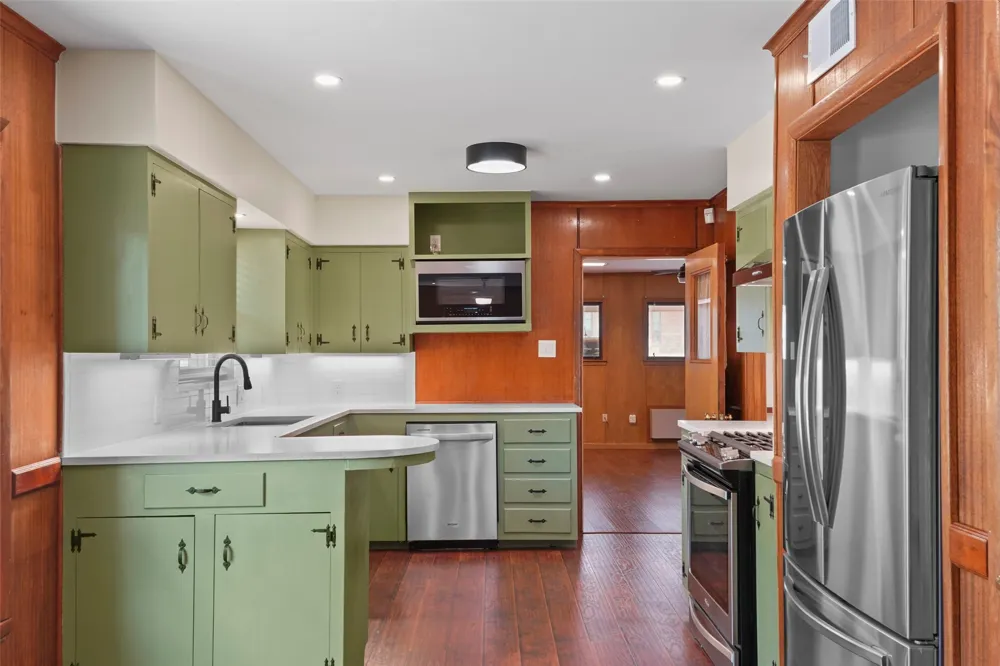 223 Crest Street Lancaster, TX 75146
