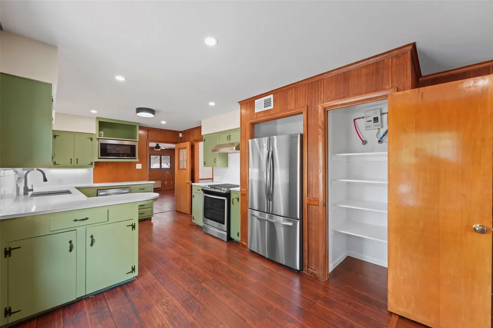 223 Crest Street Lancaster, TX 75146