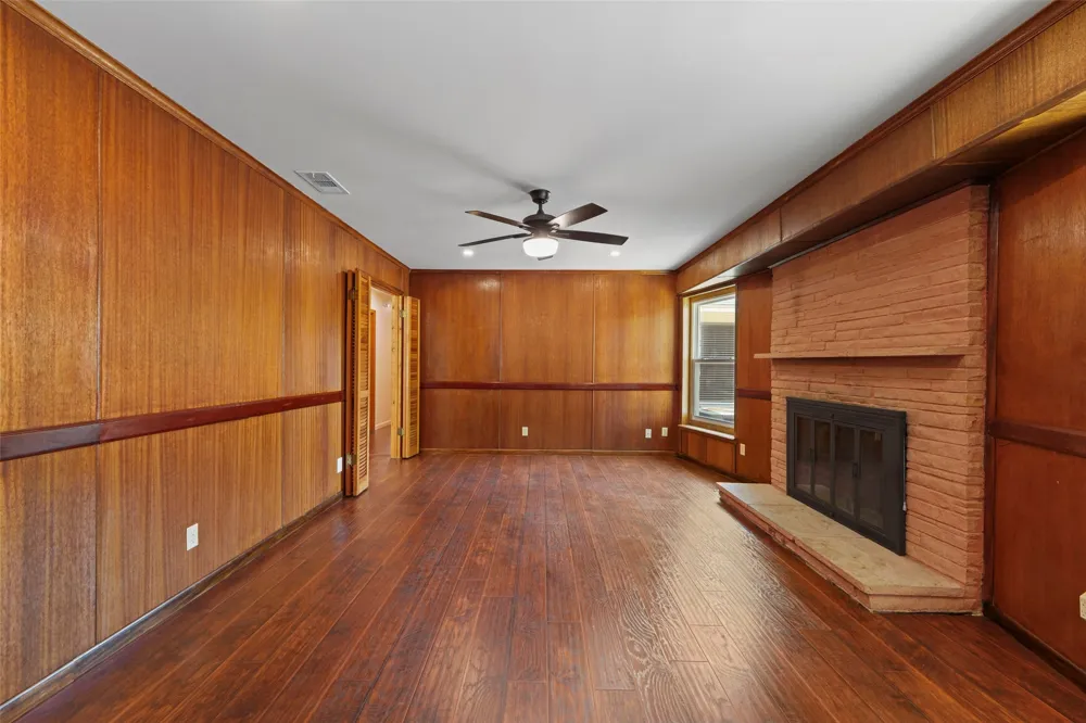 223 Crest Street Lancaster, TX 75146