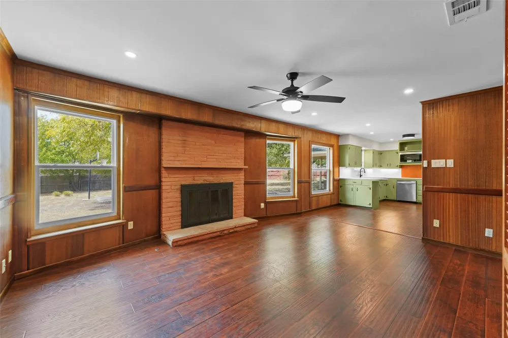 223 Crest Street Lancaster, TX 75146
