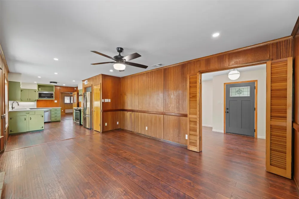 223 Crest Street Lancaster, TX 75146