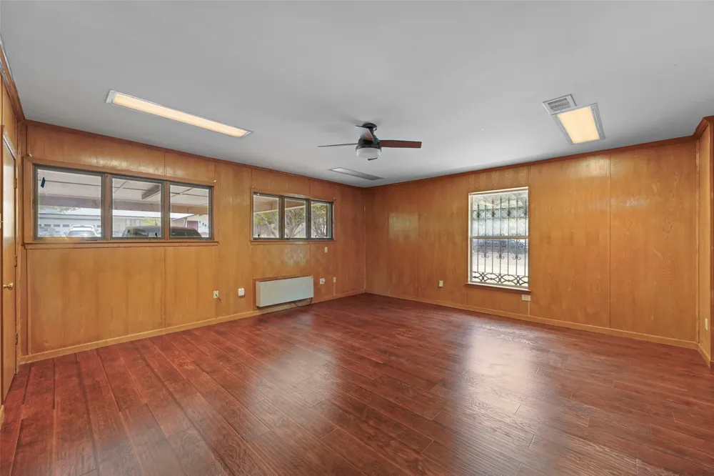 223 Crest Street Lancaster, TX 75146