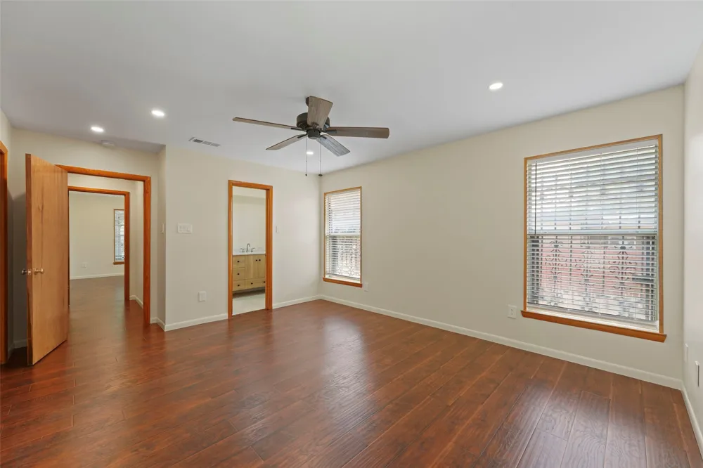 223 Crest Street Lancaster, TX 75146