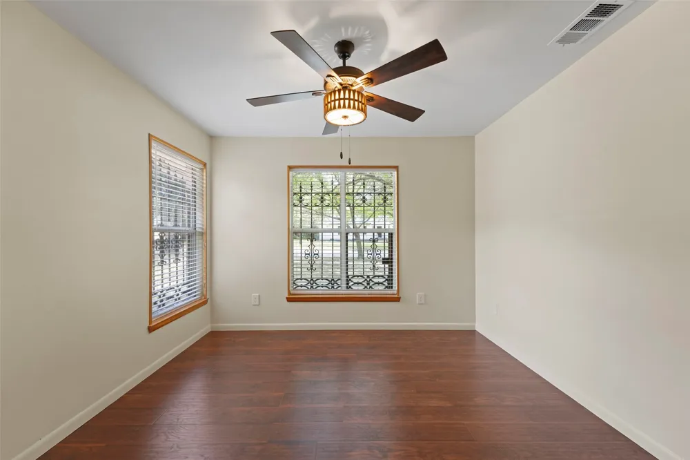 223 Crest Street Lancaster, TX 75146