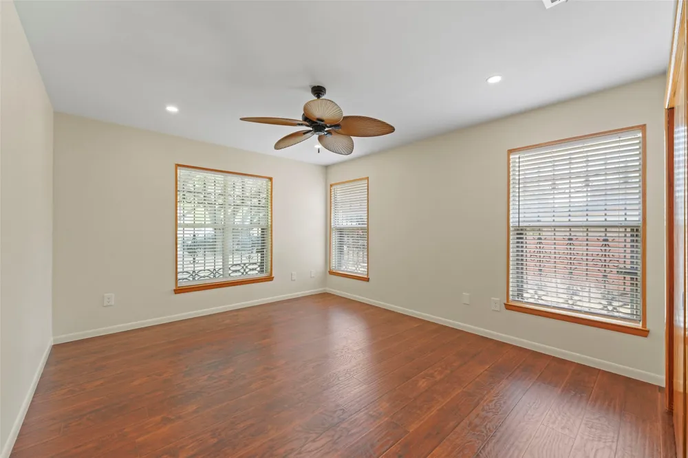 223 Crest Street Lancaster, TX 75146