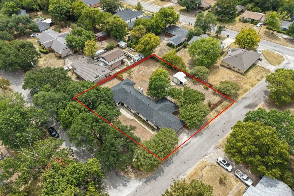 223 Crest Street Lancaster, TX 75146