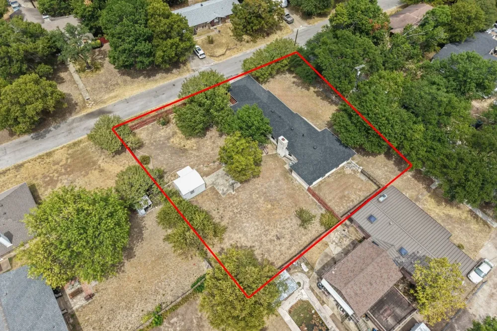223 Crest Street Lancaster, TX 75146