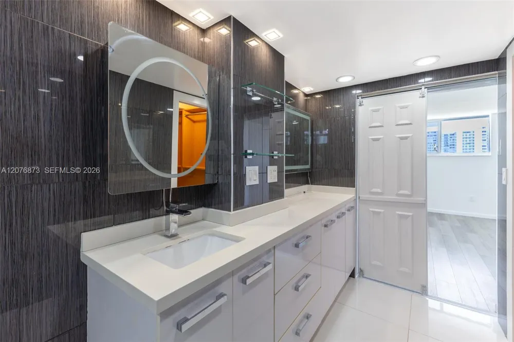 1045 10th St #604 Miami Beach, FL 33139