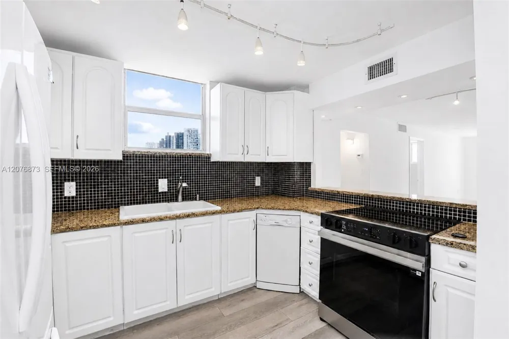1045 10th St #604 Miami Beach, FL 33139