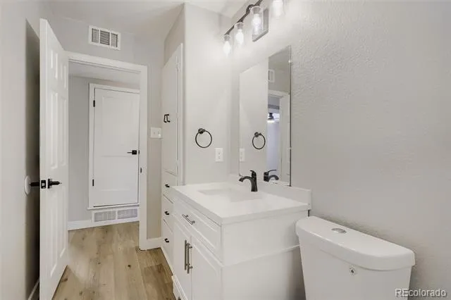 987 Vaughn Street Aurora, CO 80011