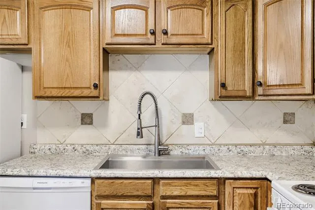 987 Vaughn Street Aurora, CO 80011