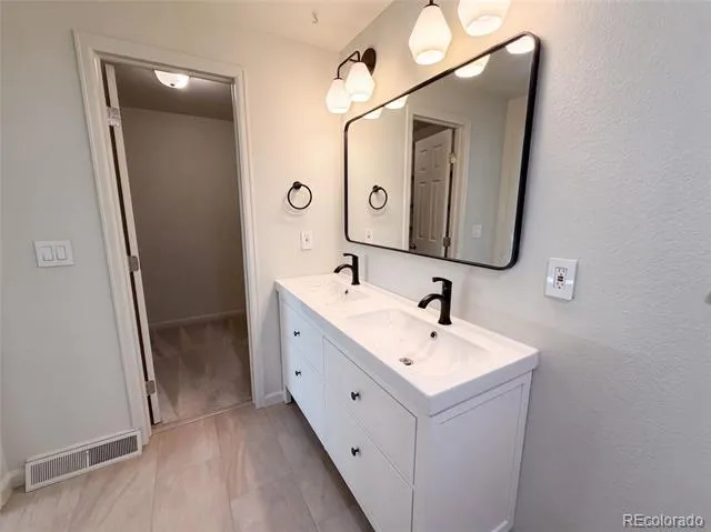 7447 S Ames Court Littleton, CO 80128