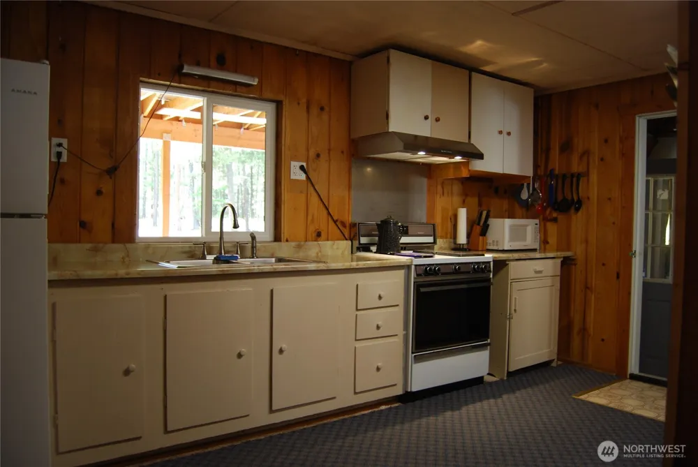 31 Summit Lake Rd Tonasket, WA 98855