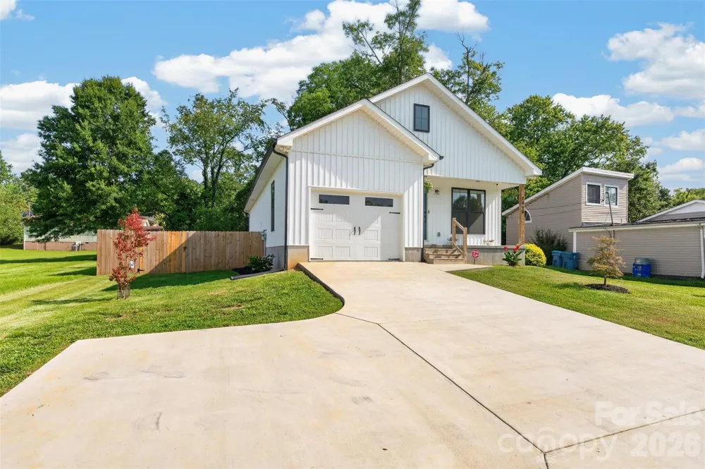 2416 4th Avenue NW Hickory, NC 28601