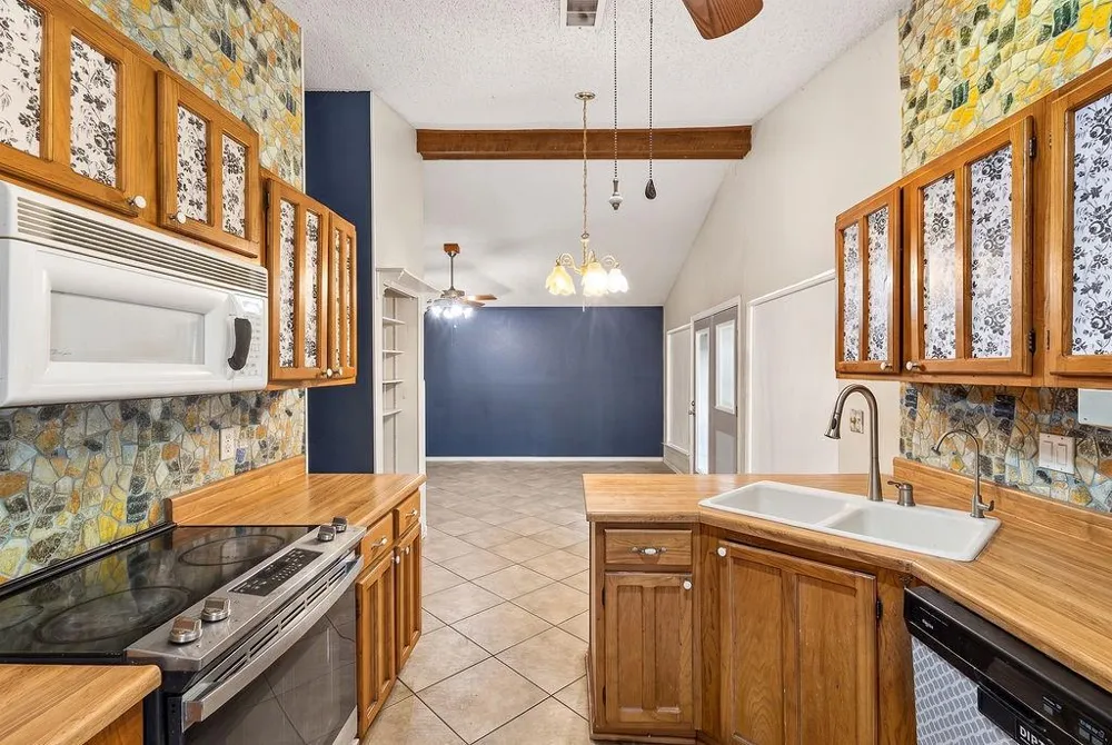 8538 Marathon Drive Universal City, TX 78148