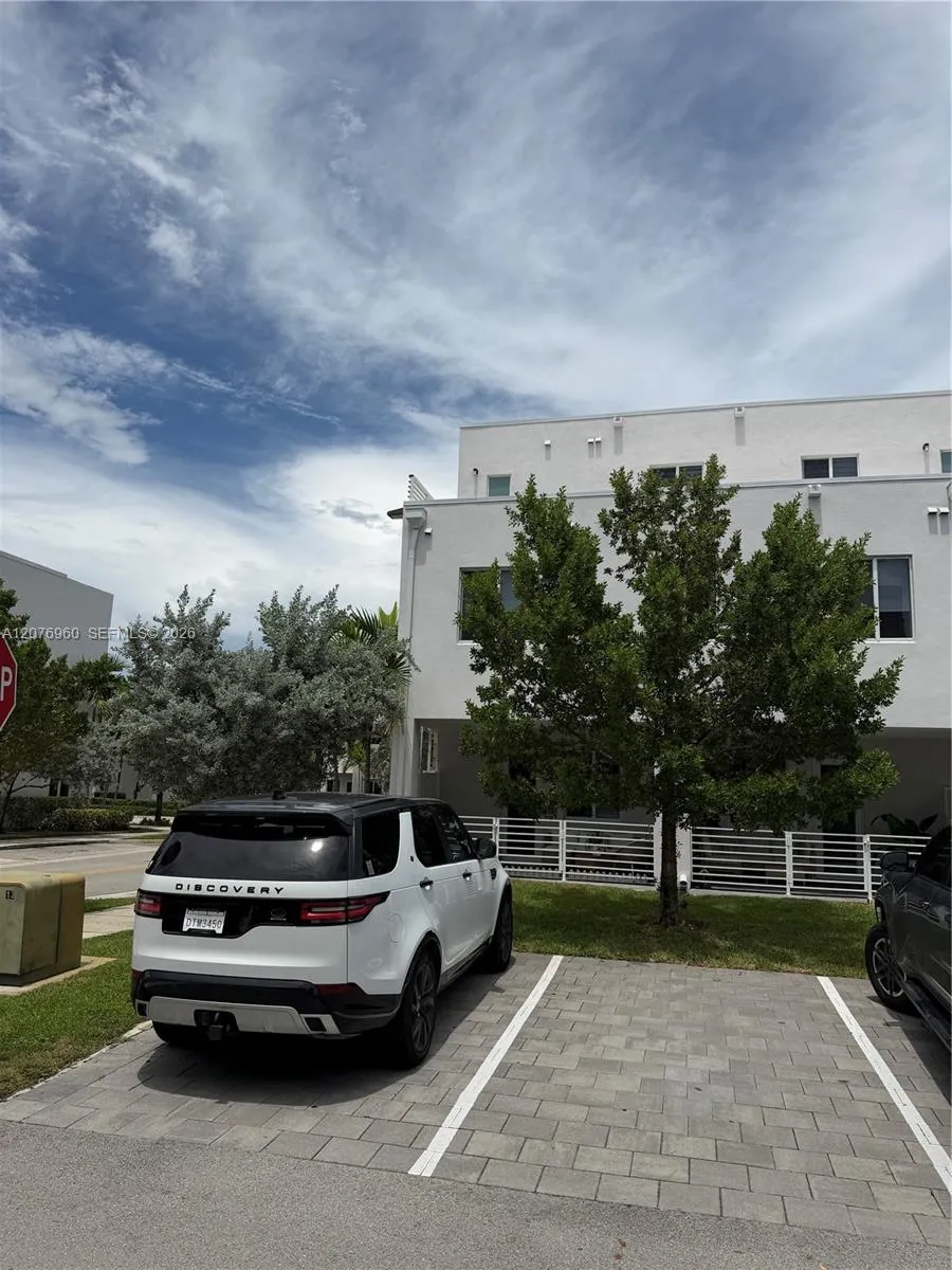10300 NW 66th St Doral, FL 33178