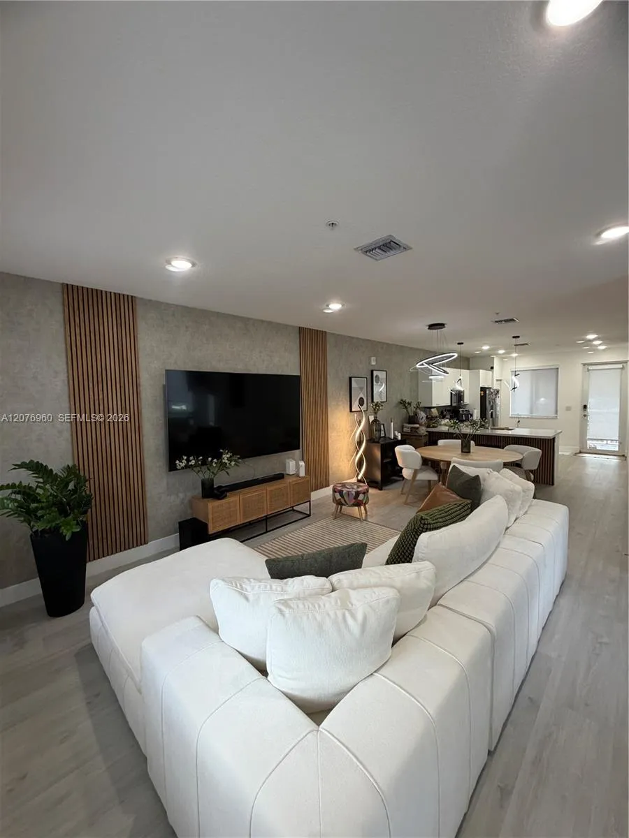 10300 NW 66th St Doral, FL 33178