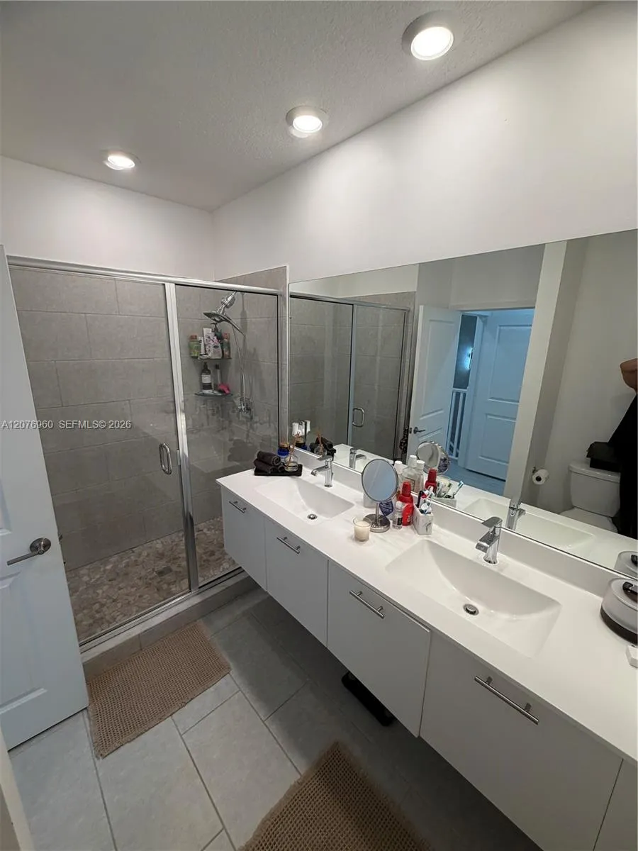 10300 NW 66th St Doral, FL 33178