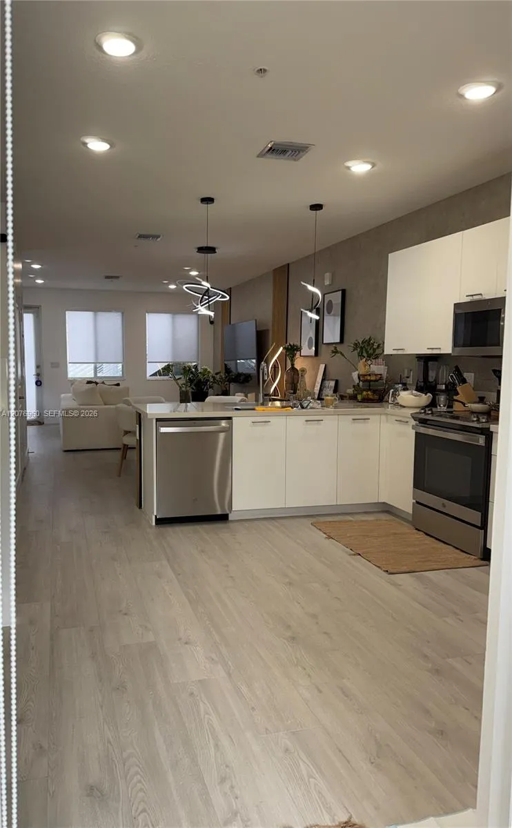 10300 NW 66th St Doral, FL 33178