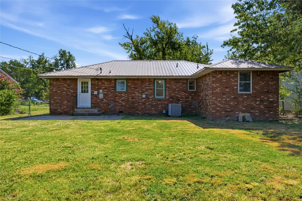 303 S Gray Place Chouteau, OK 74337